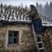 Вся деревня удивлялась странной крыше старушки