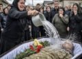Во время прощания женщина неожиданно облила мужчину содержимым ведра