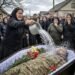 Во время прощания женщина неожиданно облила мужчину содержимым ведра